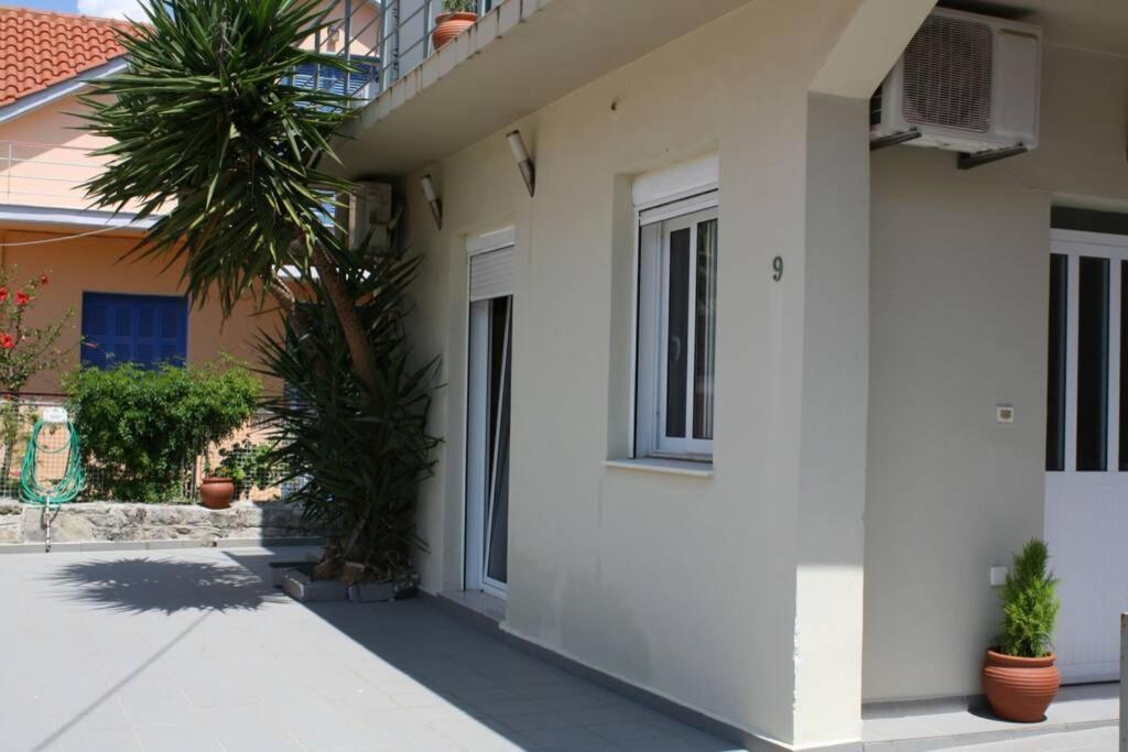 Iris's With Parking Apartment